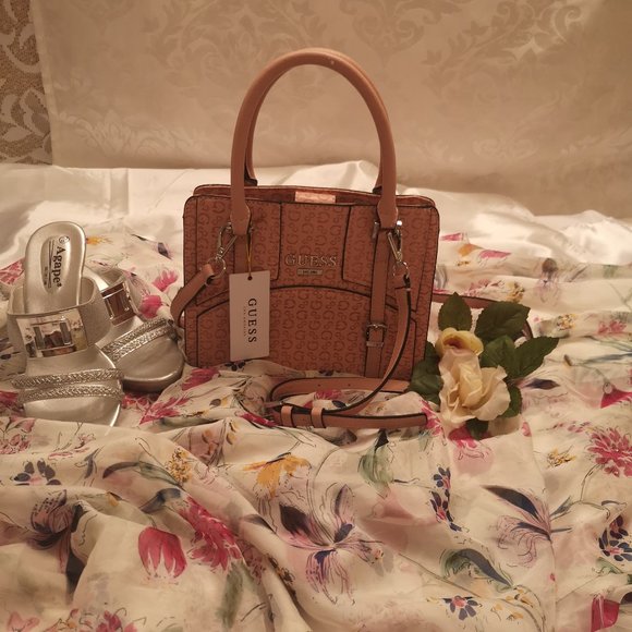Guess Handbags - ADORABLE brand new quality guess crossbody purse!